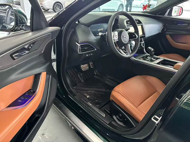 Фото 6 - Jaguar XE L