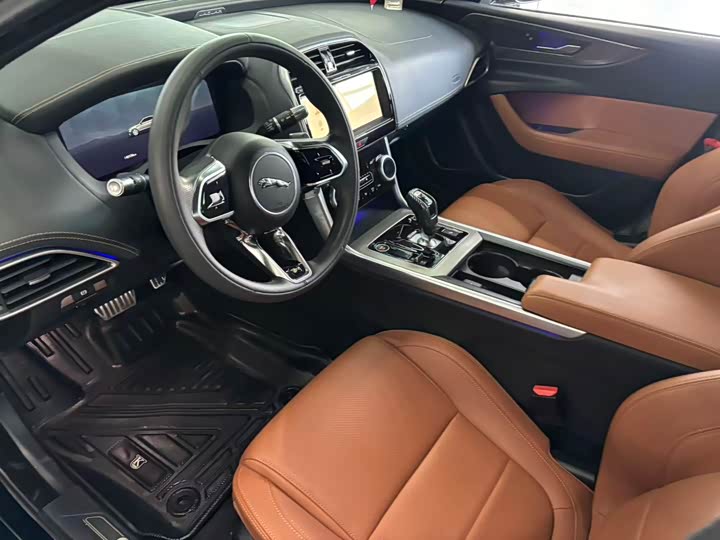 Фото 7 - Jaguar XE L