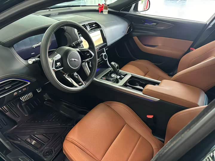 Фото 9 - Jaguar XE L
