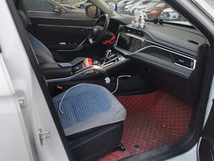 Фото 8 - Geely Atlas