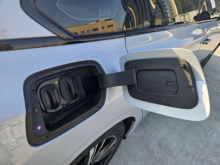 Фото 7 - Hongqi EH7