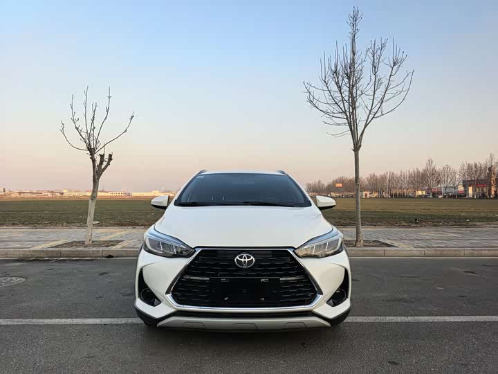 Фото 2 - Toyota Yaris L Hatchback