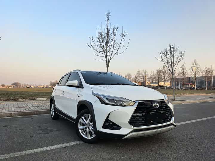 Фото 3 - Toyota Yaris L Hatchback