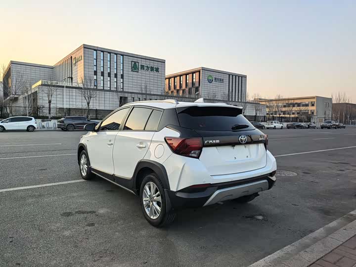 Фото 5 - Toyota Yaris L Hatchback