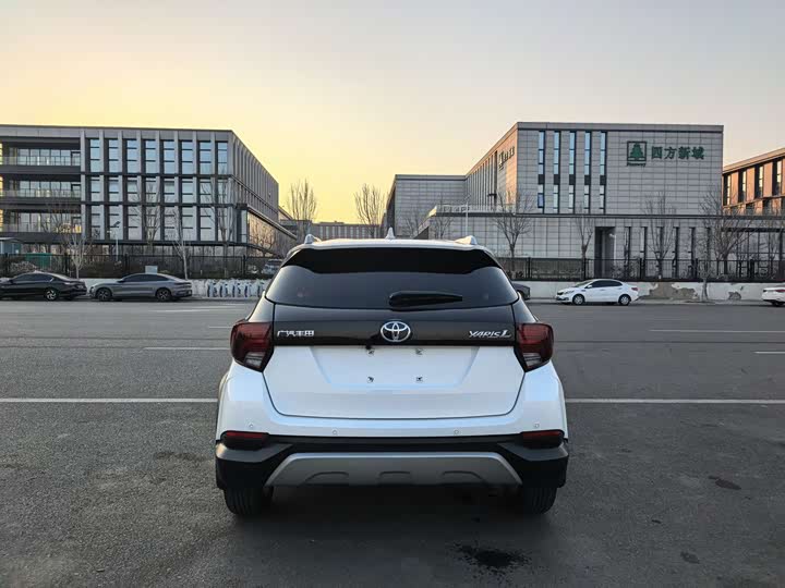 Фото 6 - Toyota Yaris L Hatchback