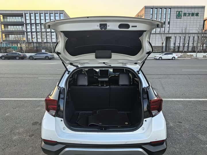 Фото 8 - Toyota Yaris L Hatchback