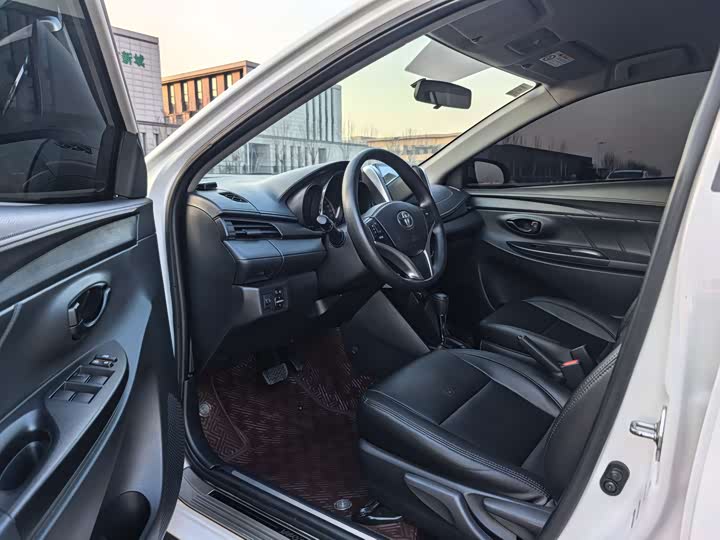 Фото 9 - Toyota Yaris L Hatchback