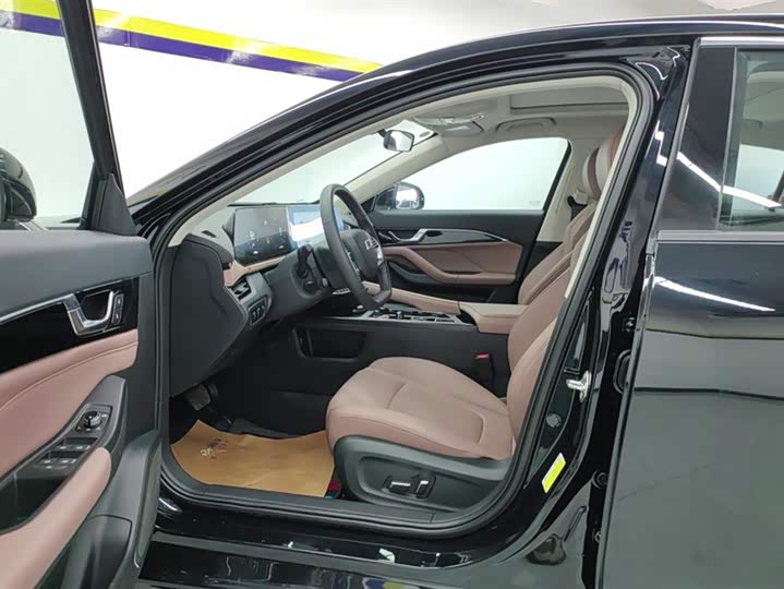 Фото 9 - Bestune B70