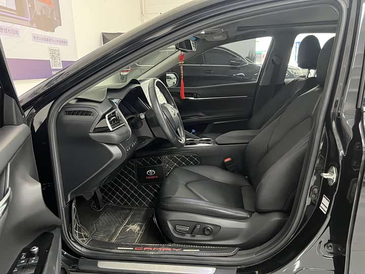 Фото 8 - Toyota Camry