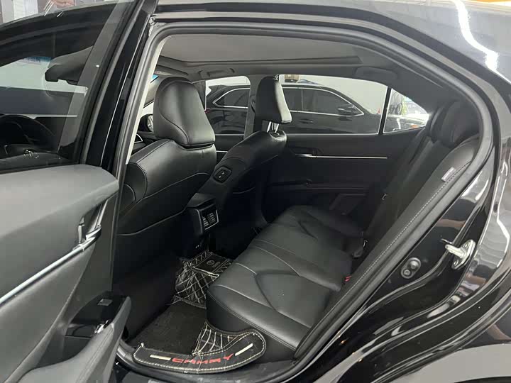 Фото 9 - Toyota Camry