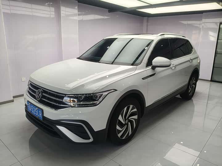 Фото 1 - Volkswagen Tiguan L Pro