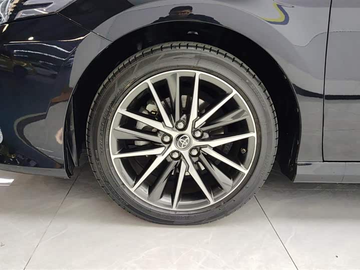 Фото 6 - Toyota Camry