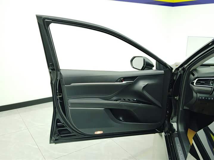 Фото 7 - Toyota Camry