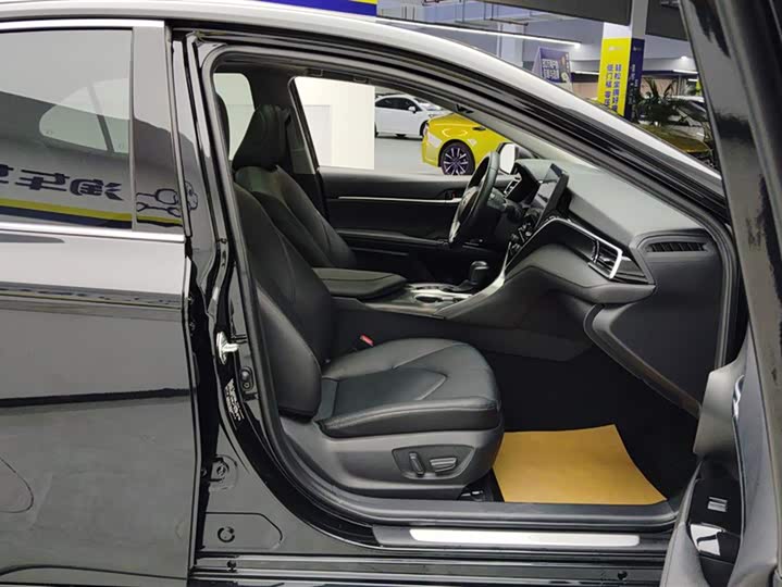 Фото 8 - Toyota Camry