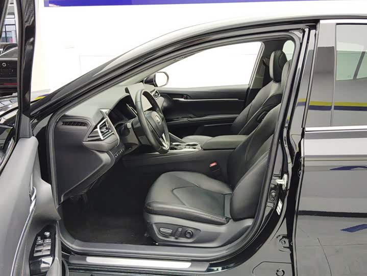 Фото 9 - Toyota Camry