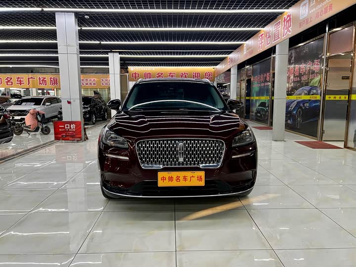 Фото 2 - Lincoln Corsair