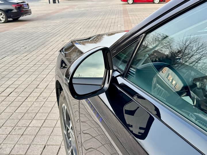 Фото 6 - Lincoln Nautilus