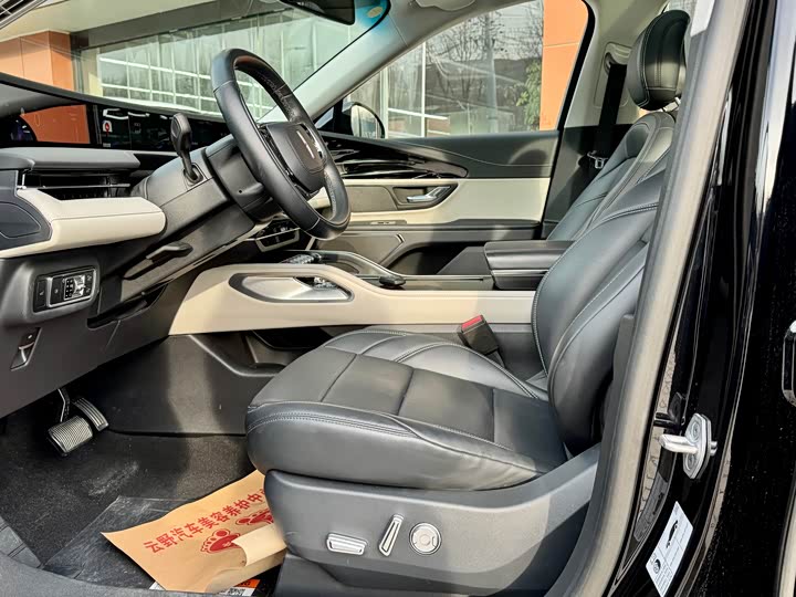 Фото 9 - Lincoln Nautilus