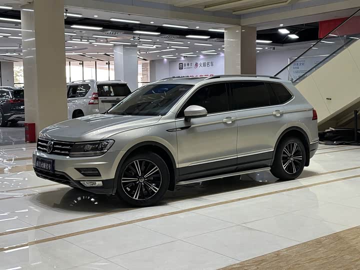 Фото 1 - Volkswagen Tiguan L Pro