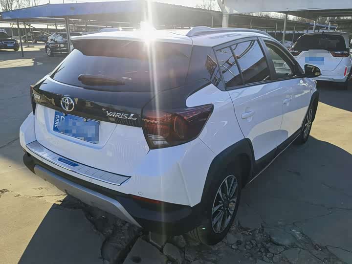 Фото 4 - Toyota Yaris L Hatchback