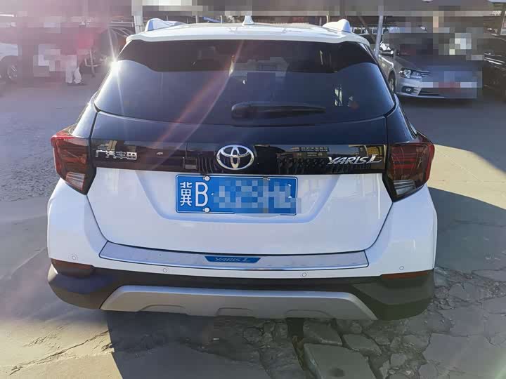 Фото 5 - Toyota Yaris L Hatchback