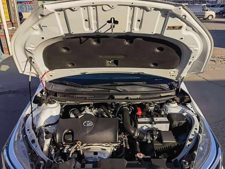 Фото 6 - Toyota Yaris L Hatchback