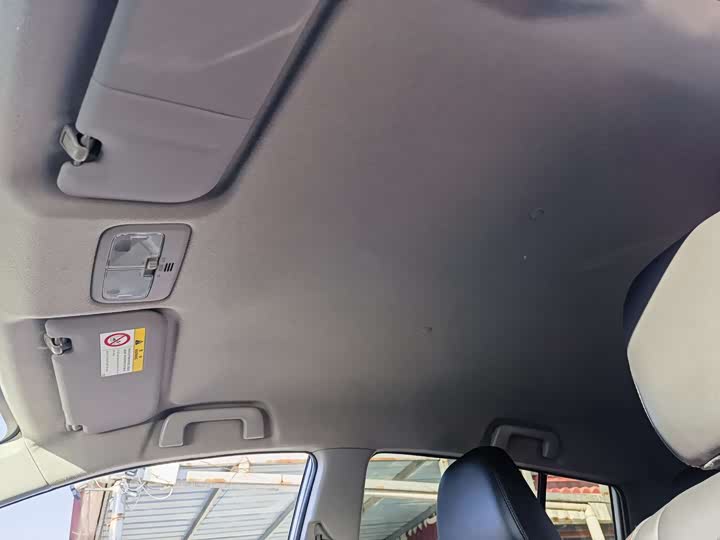 Фото 8 - Toyota Yaris L Hatchback