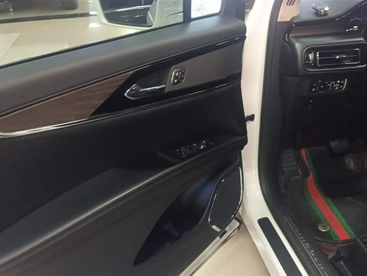 Фото 7 - Lincoln Nautilus