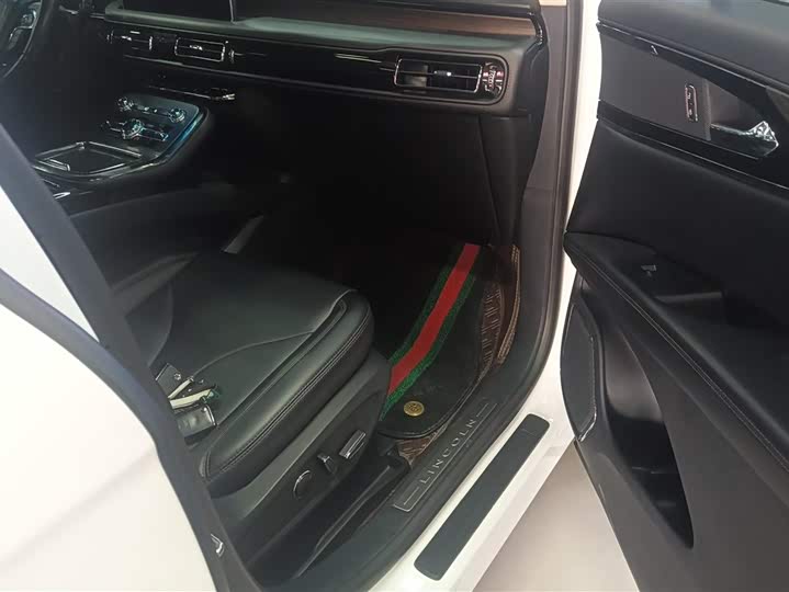 Фото 8 - Lincoln Nautilus