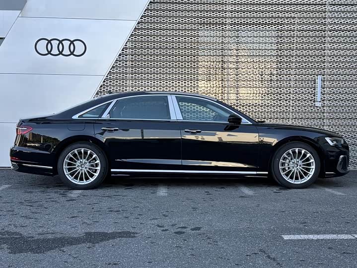 Фото 3 - Audi A8