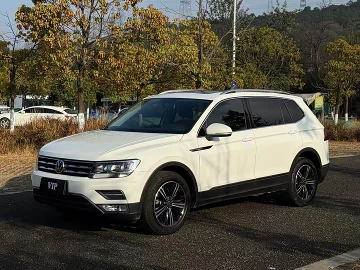 Фото 1 - Volkswagen Tiguan L Pro