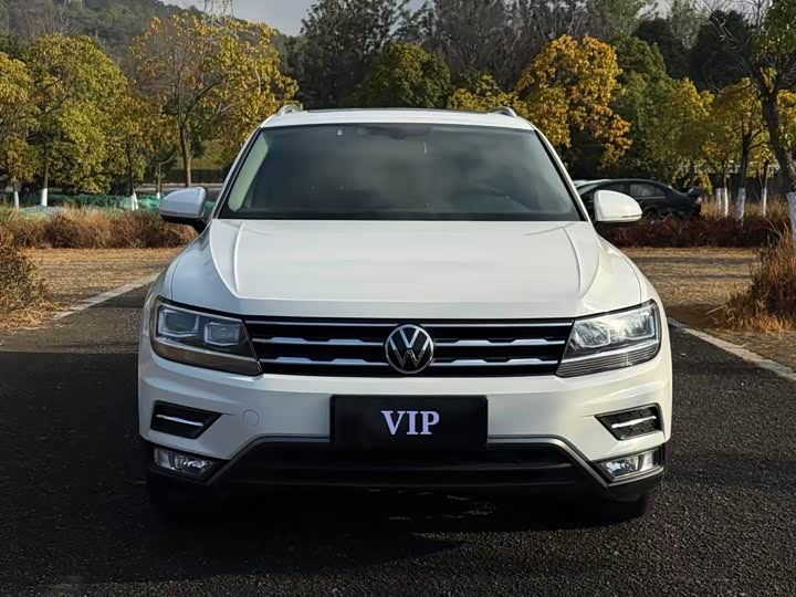 Фото 2 - Volkswagen Tiguan L Pro