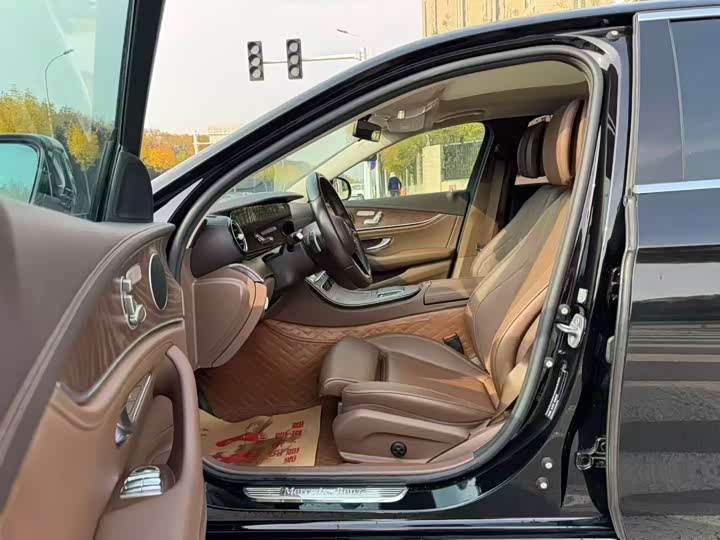 Фото 5 - Mercedes-Benz E-Class