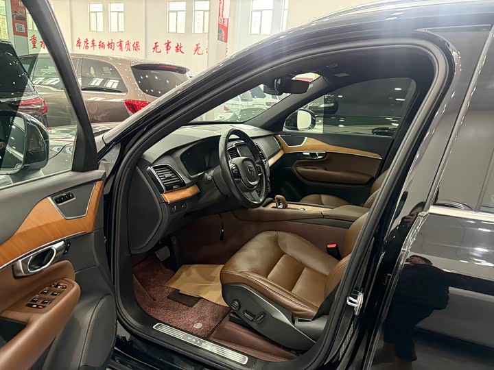 Фото 2 - Volvo XC90