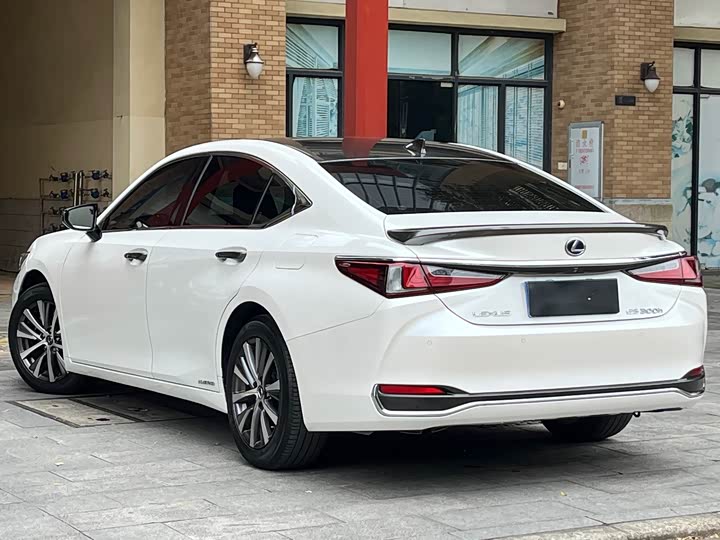 Фото 6 - Lexus ES