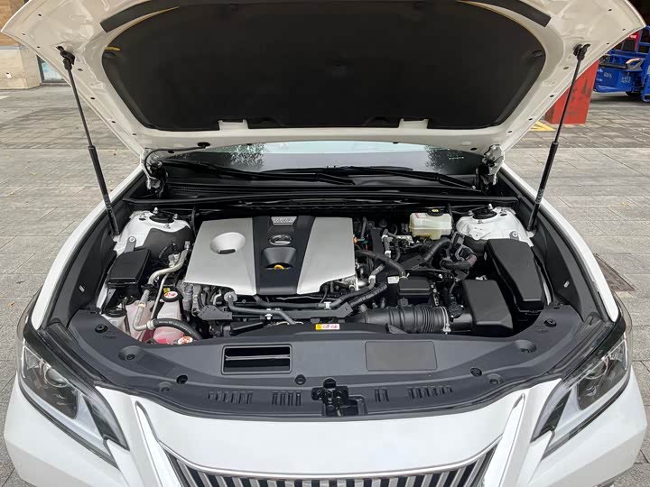 Фото 9 - Lexus ES