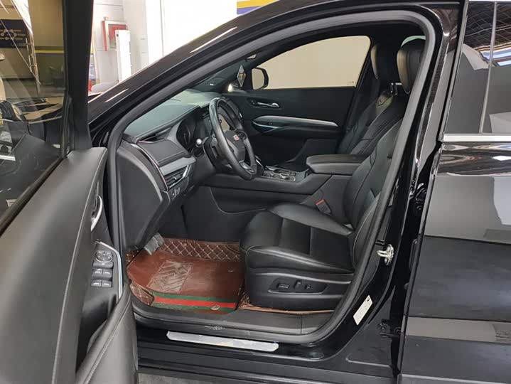 Фото 9 - Cadillac XT4
