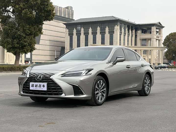 Фото 1 - Lexus ES