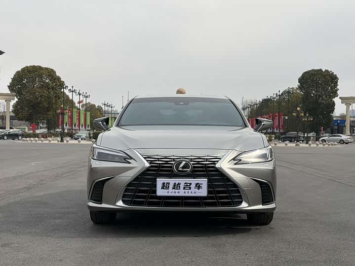 Фото 2 - Lexus ES