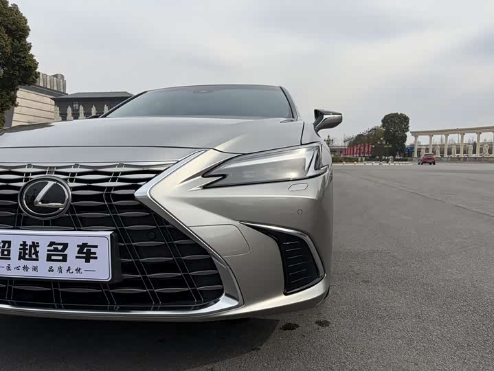 Фото 4 - Lexus ES