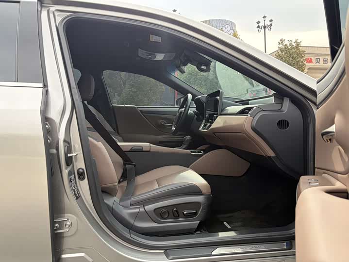 Фото 7 - Lexus ES