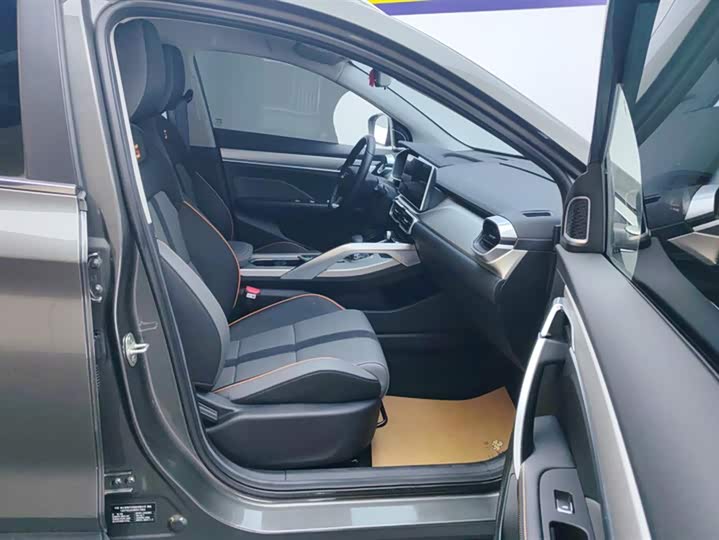 Фото 8 - Geely Coolray