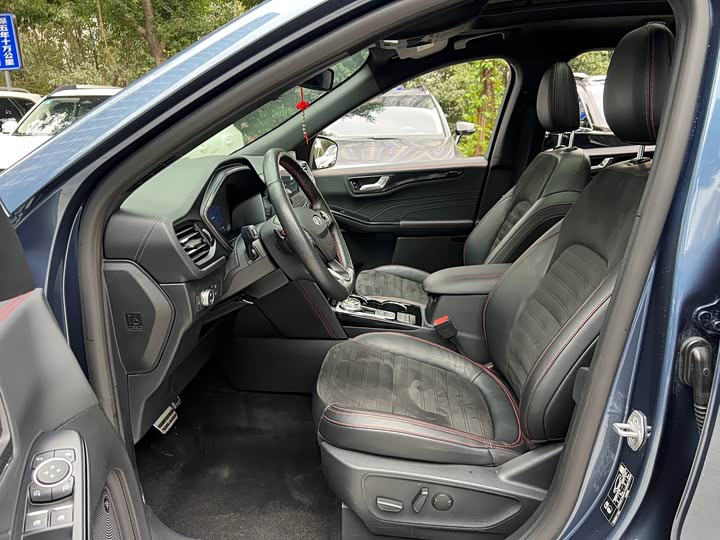 Фото 9 - Ford Escape