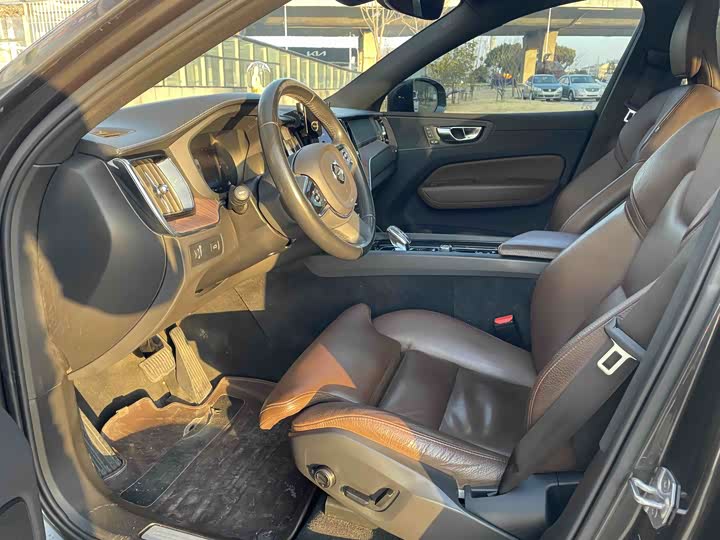 Фото 4 - Volvo XC60