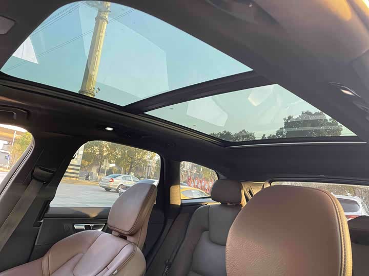 Фото 9 - Volvo XC60