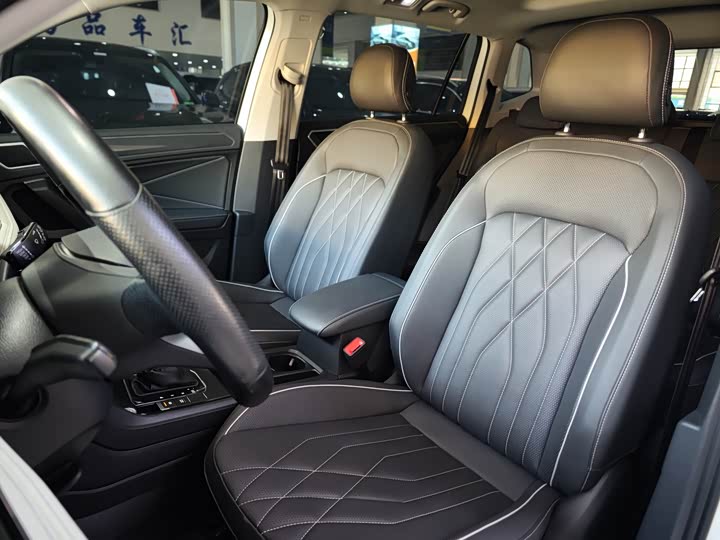 Фото 7 - Volkswagen Tiguan L Pro