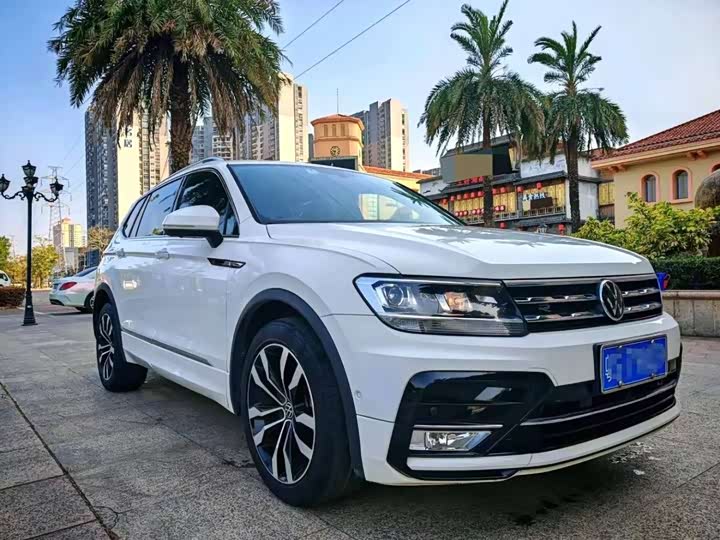 Фото 2 - Volkswagen Tiguan L Pro