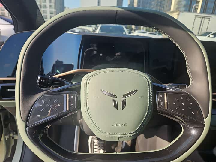 Photo 8 - Hongqi EH7