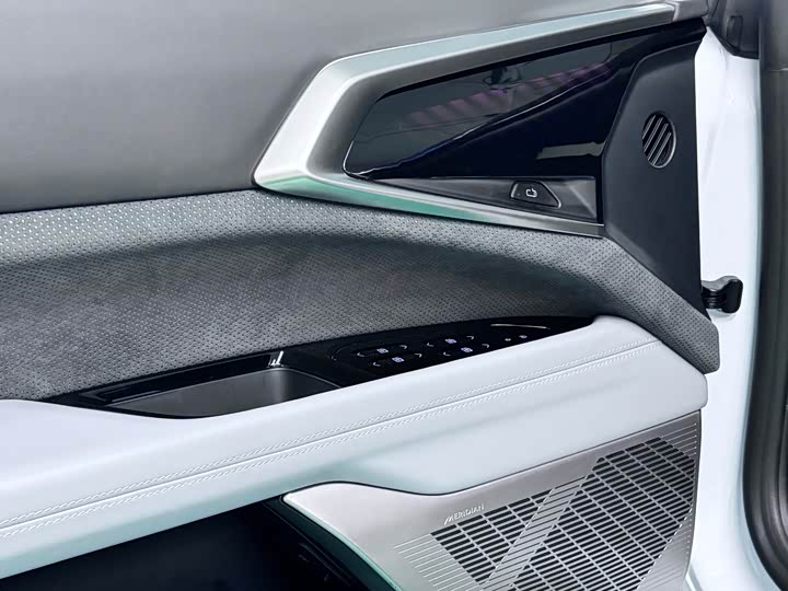 Фото 4 - HiPhi Z