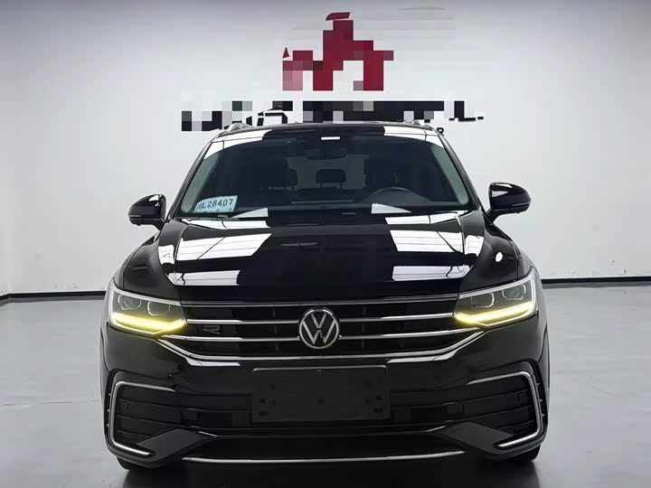 Фото 2 - Volkswagen Tiguan L Pro